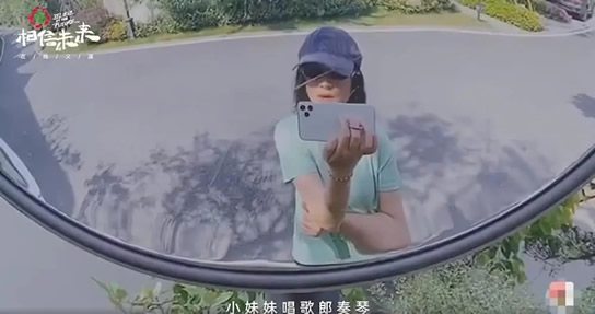 周迅对着路边转角镜唱天涯歌女爱了 周迅简历个人简介 周迅对着路边转角镜唱天涯歌女爱了 周迅简历个人简介