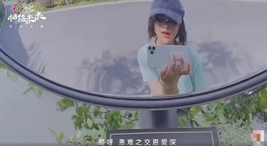 周迅对着路边转角镜唱天涯歌女爱了 周迅简历个人简介 周迅对着路边转角镜唱天涯歌女爱了 周迅简历个人简介