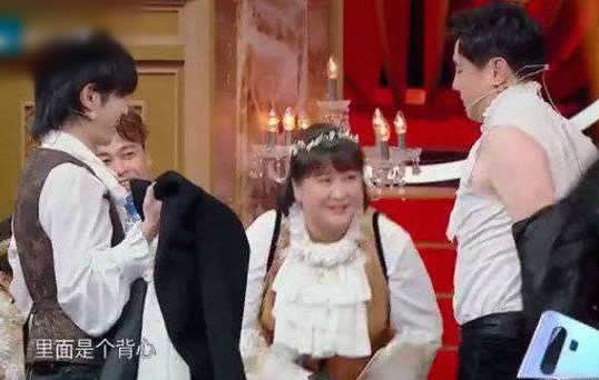 沈腾西装里穿背心 真是平平无奇的穿搭小能手