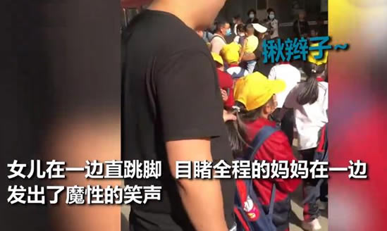 爸爸接女儿认错还揪人家小辫 画面及经过搞笑又尴尬 爸爸接女儿认错还揪人家小辫 画面及经过搞笑又尴尬