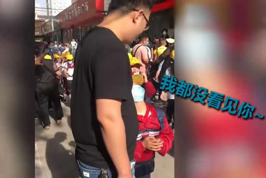 爸爸接女儿认错还揪人家小辫 画面及经过搞笑又尴尬 爸爸接女儿认错还揪人家小辫 画面及经过搞笑又尴尬