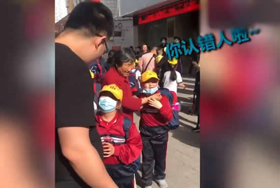 爸爸接女儿认错还揪人家小辫 画面及经过搞笑又尴尬 爸爸接女儿认错还揪人家小辫 画面及经过搞笑又尴尬