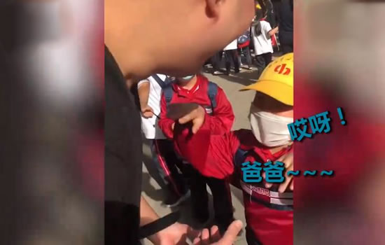 爸爸接女儿认错还揪人家小辫 画面及经过搞笑又尴尬 爸爸接女儿认错还揪人家小辫 画面及经过搞笑又尴尬