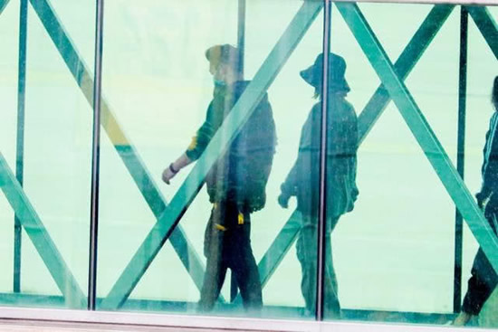 郑恺苗苗机场牵手 苗苗侧身照小腹微微凸起 郑恺苗苗机场牵手 苗苗侧身照小腹微微凸起