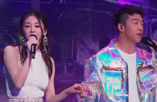 郑恺苗苗机场牵手 苗苗侧身照小腹微微凸起 郑恺苗苗机场牵手 苗苗侧身照小腹微微凸起