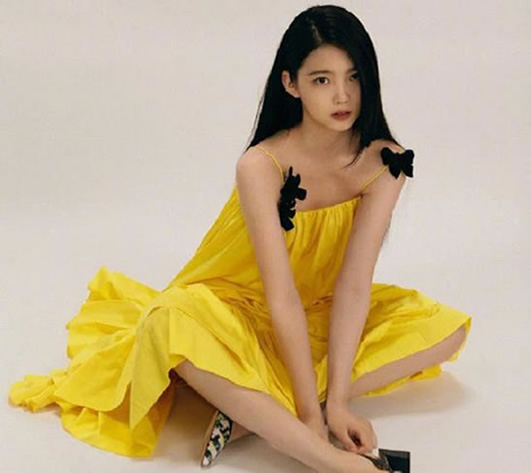 李熙凝个人资料简介及家境:李熙凝淡黄的长裙写真 李熙凝个人资料简介及家境:李熙凝淡黄的长裙写真