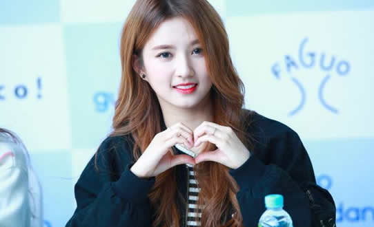 刘些宁个人资料简介 刘些宁和吴宣仪的关系 刘些宁个人资料简介 刘些宁和吴宣仪的关系