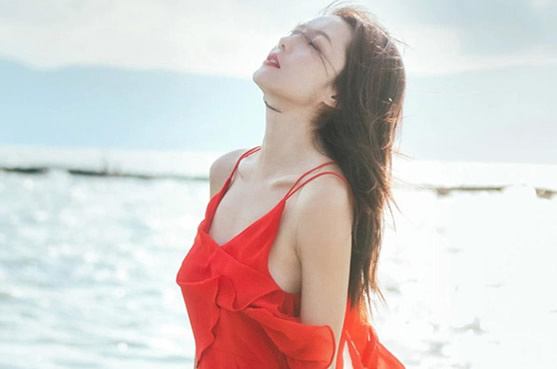 求解接吻时男生的手在干嘛