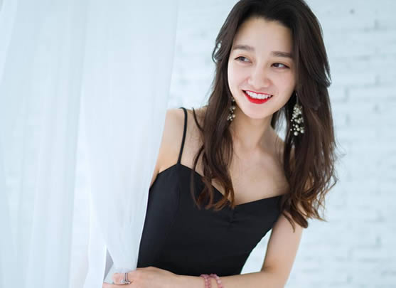 求解接吻时男生的手在干嘛 求解接吻时男生的手在干嘛