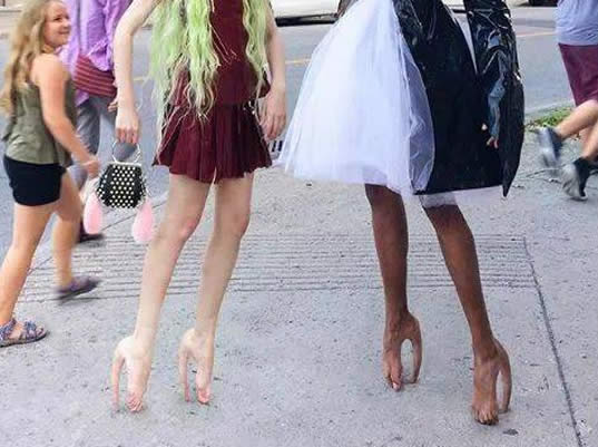 女子光着畸形脚上街画面 真相令人意外(真人皮肤高跟鞋) 女子光着畸形脚上街画面 真相令人意外(真人皮肤高跟鞋)