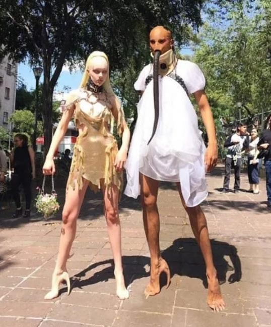 女子光着畸形脚上街画面 真相令人意外（真人皮肤高跟鞋）