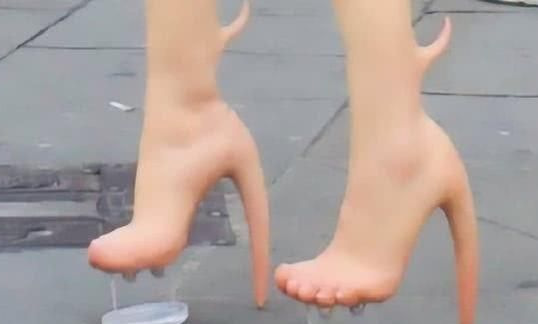 女子光着畸形脚上街画面 真相令人意外（真人皮肤高跟鞋）