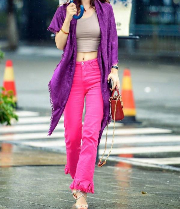 吊带搭配红色牛仔裤 性感女神范吸睛十足