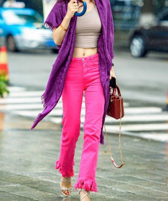 吊带搭配红色牛仔裤 性感女神范吸睛十足