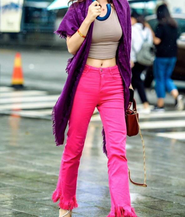 吊带搭配红色牛仔裤 性感女神范吸睛十足