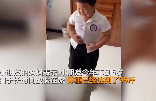 男孩为穿上校服小脸都在使劲 6岁95斤孩子太胖该怎么办 男孩为穿上校服小脸都在使劲 6岁95斤孩子太胖该怎么办