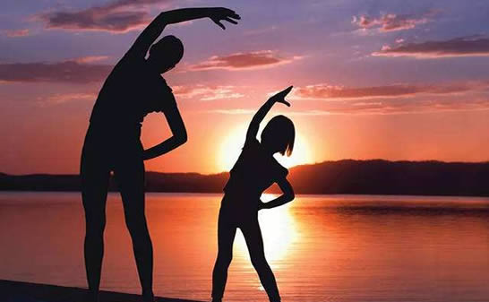 男孩为穿上校服小脸都在使劲 6岁95斤孩子太胖该怎么办 男孩为穿上校服小脸都在使劲 6岁95斤孩子太胖该怎么办