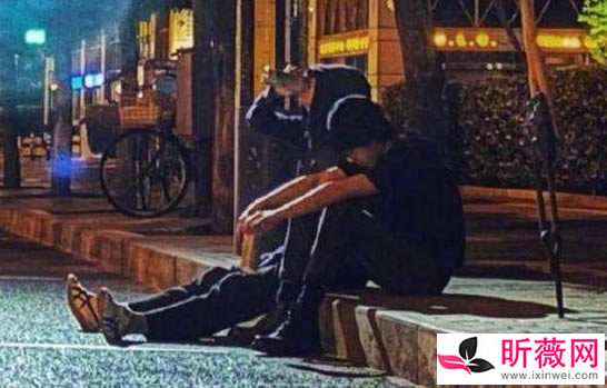 华晨宇和左立轧马路喝啤酒 过程曝光真是令人羡慕的友谊 华晨宇和左立轧马路喝啤酒 过程曝光真是令人羡慕的友谊