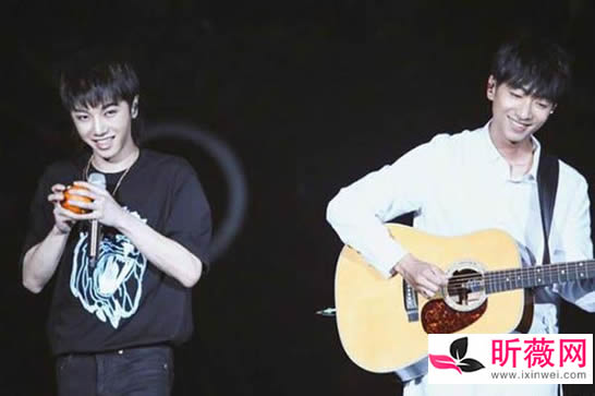 华晨宇和左立轧马路喝啤酒 过程曝光真是令人羡慕的友谊 华晨宇和左立轧马路喝啤酒 过程曝光真是令人羡慕的友谊