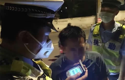 检测酒驾未达标男子扑交警怀里 酒驾危害一定要重视 检测酒驾未达标男子扑交警怀里 酒驾危害一定要重视