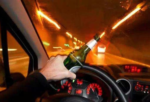 检测酒驾未达标男子扑交警怀里 酒驾危害一定要重视 检测酒驾未达标男子扑交警怀里 酒驾危害一定要重视