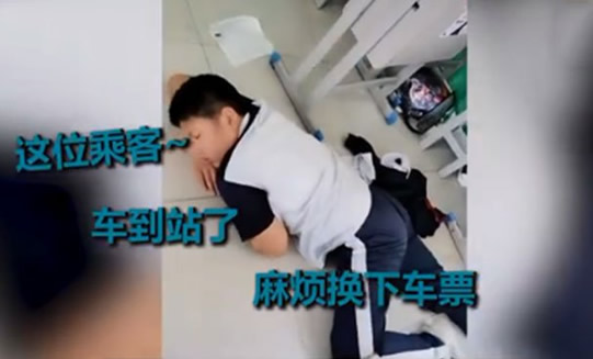 最后排男生趴地上午睡什么情况 姿势画面曝光