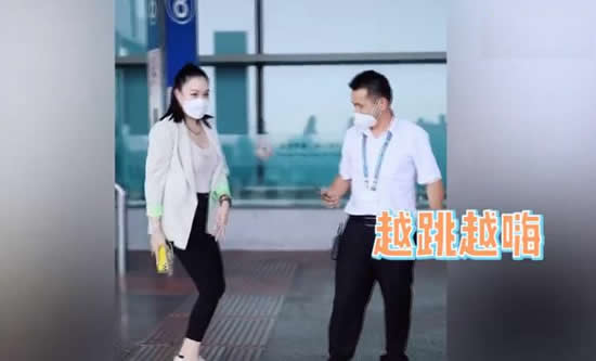 钟丽缇机场教大叔跳无价之姐 钟丽缇怀孕时真的吗 钟丽缇机场教大叔跳无价之姐 钟丽缇怀孕时真的吗