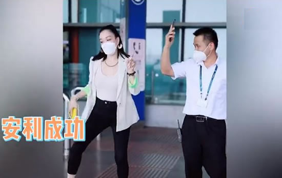 钟丽缇机场教大叔跳无价之姐 钟丽缇怀孕时真的吗 钟丽缇机场教大叔跳无价之姐 钟丽缇怀孕时真的吗