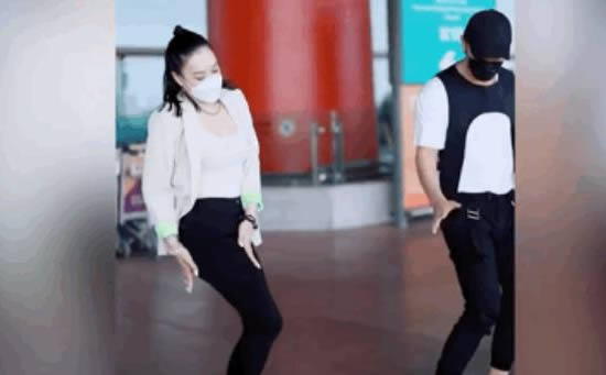 钟丽缇机场教大叔跳无价之姐 钟丽缇怀孕时真的吗 钟丽缇机场教大叔跳无价之姐 钟丽缇怀孕时真的吗