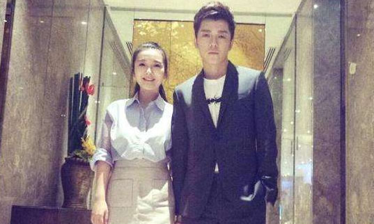 吴雅婷王栎鑫怎么认识的 2人相差几岁？