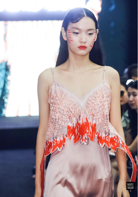 了解2021春妆趋势,玛丽黛佳揭秘时装周后台 了解2021春妆趋势,玛丽黛佳揭秘时装周后台