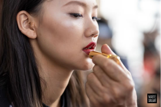 了解2021春妆趋势,玛丽黛佳揭秘时装周后台 了解2021春妆趋势,玛丽黛佳揭秘时装周后台