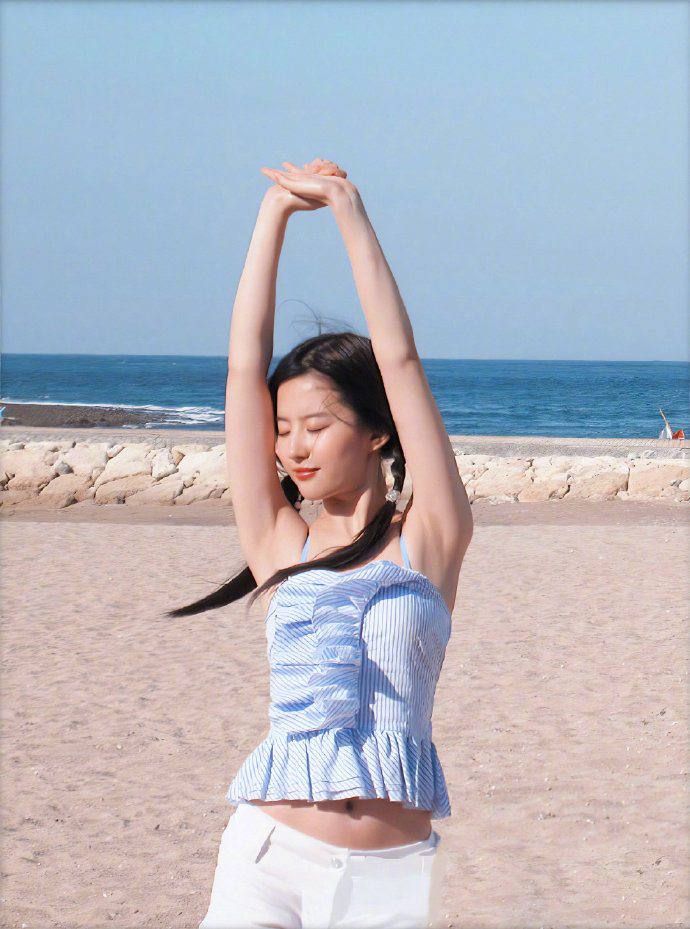 刘亦菲海边旧照 吊带衫搭配短裤美极了