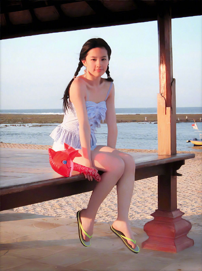 刘亦菲海边旧照 吊带衫搭配短裤美极了