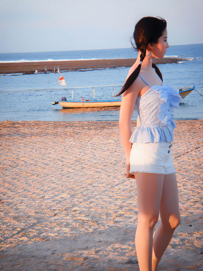 刘亦菲海边旧照 吊带衫搭配短裤美极了