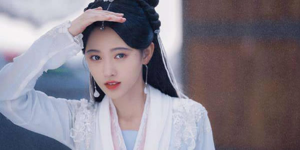 鞠婧祎垫肩是什么梗