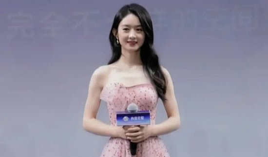 赵丽颖粉色抹胸波点裙look 清爽又甜又少女