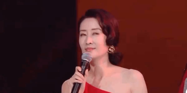 刘敏涛红色高跟鞋