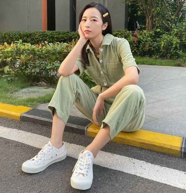 周雨彤私服街拍：暖色工装搭配EXCELSIOR纯白饼干鞋，搭出夏日清新街头感