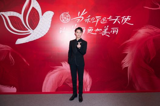 王凯玩潮人气打卡,周大福和平天使概念艺术展呈新品惊喜不断 王凯玩潮人气打卡,周大福和平天使概念艺术展呈新品惊喜不断