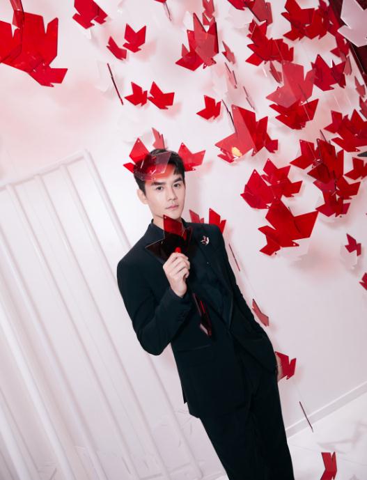 王凯玩潮人气打卡,周大福和平天使概念艺术展呈新品惊喜不断 王凯玩潮人气打卡,周大福和平天使概念艺术展呈新品惊喜不断