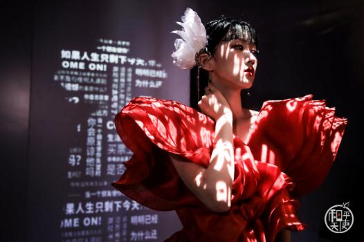 王凯玩潮人气打卡,周大福和平天使概念艺术展呈新品惊喜不断 王凯玩潮人气打卡,周大福和平天使概念艺术展呈新品惊喜不断