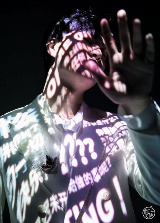 王凯玩潮人气打卡,周大福和平天使概念艺术展呈新品惊喜不断 王凯玩潮人气打卡,周大福和平天使概念艺术展呈新品惊喜不断