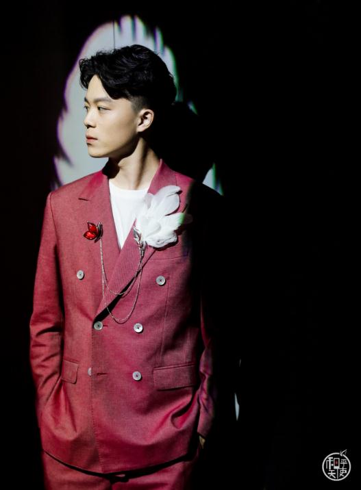 王凯玩潮人气打卡,周大福和平天使概念艺术展呈新品惊喜不断 王凯玩潮人气打卡,周大福和平天使概念艺术展呈新品惊喜不断