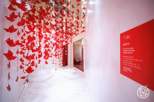 王凯玩潮人气打卡,周大福和平天使概念艺术展呈新品惊喜不断 王凯玩潮人气打卡,周大福和平天使概念艺术展呈新品惊喜不断