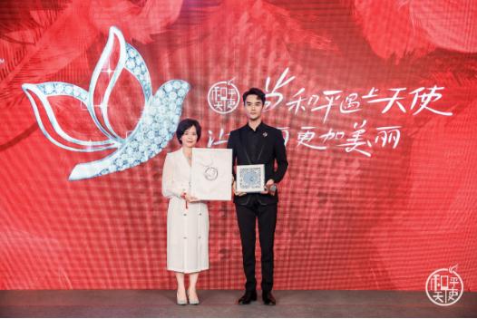 王凯玩潮人气打卡,周大福和平天使概念艺术展呈新品惊喜不断 王凯玩潮人气打卡,周大福和平天使概念艺术展呈新品惊喜不断