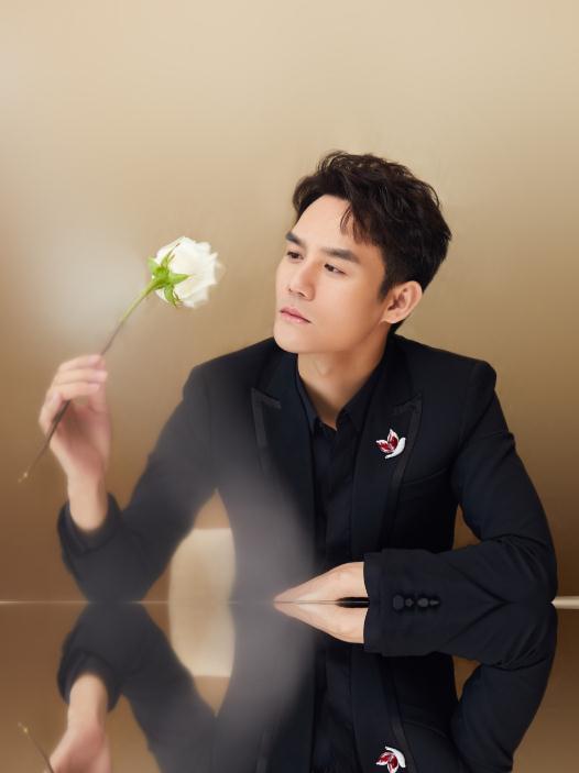 王凯玩潮人气打卡,周大福和平天使概念艺术展呈新品惊喜不断 王凯玩潮人气打卡,周大福和平天使概念艺术展呈新品惊喜不断