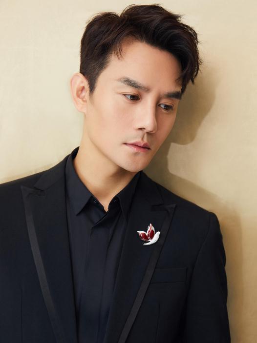 王凯玩潮人气打卡,周大福和平天使概念艺术展呈新品惊喜不断 王凯玩潮人气打卡,周大福和平天使概念艺术展呈新品惊喜不断