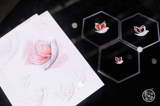 王凯玩潮人气打卡,周大福和平天使概念艺术展呈新品惊喜不断 王凯玩潮人气打卡,周大福和平天使概念艺术展呈新品惊喜不断