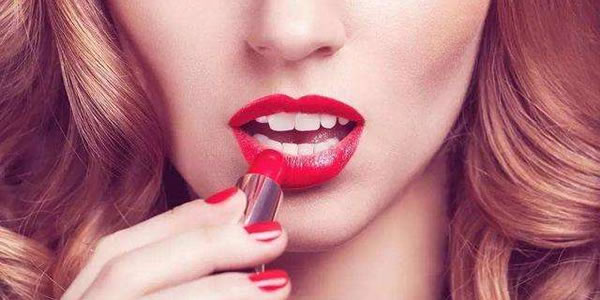 涂口红嘴巴起皮怎么办